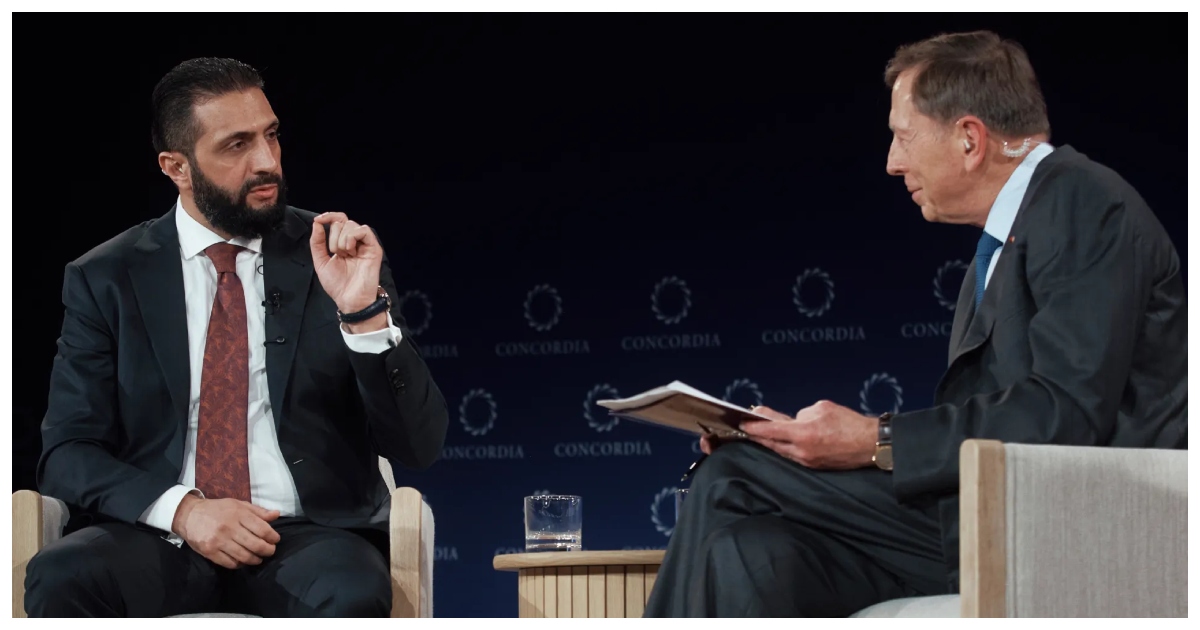 বৈঠকে আহমেদ আল-শারা এবং অবসরপ্রাপ্ত অ্যামেরিকান জেনারেল ডেভিড পেট্রায়াস। ছবি: আল জাজিরা